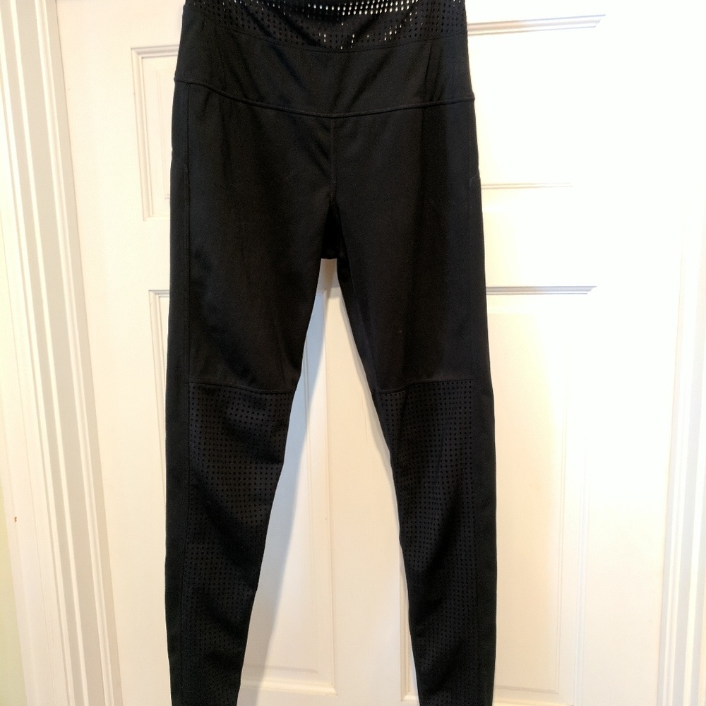 Black yoga pants